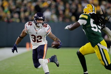 Rodgers Throws 2 TDs, Runs for 1 as Packers Beat Bears 24-14