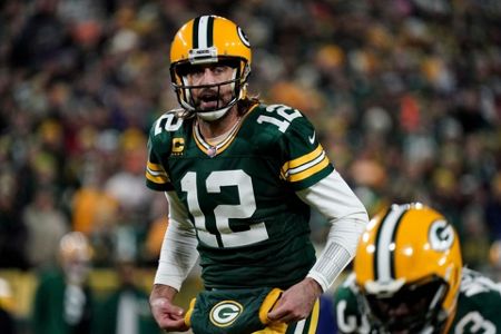 WATCH: Aaron Rodgers yells at Bears fans I still own you