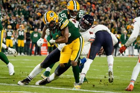 Rodgers Throws 2 TDs, Runs for 1 as Packers Beat Bears 24-14, Chicago News