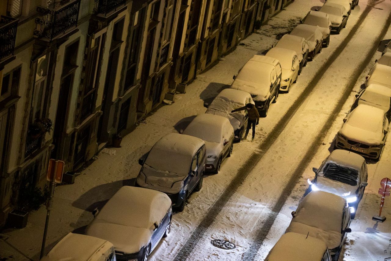 Heavy snow creates severe traffic disruptions in Germany