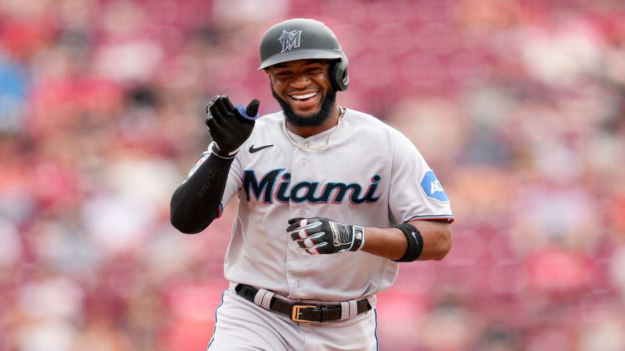 Bell, De La Cruz's HRs help Marlins rally past Reds 5-4