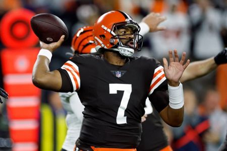 Burrow sacked, Bengals pummeled by Browns in 32-13 loss