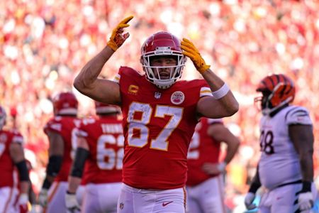 Sluggish Chiefs rally past Bengals to clinch 8th straight AFC West title