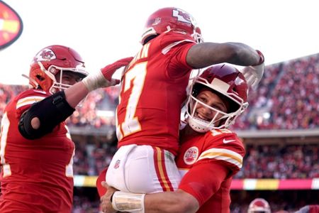 Sluggish Chiefs rally past Bengals to clinch 8th straight AFC West title