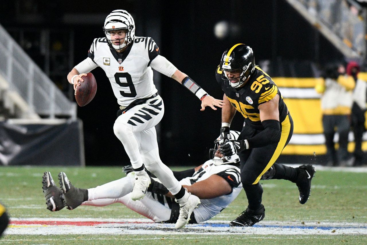 Pittsburgh Steelers running back Najee Harris (22) dives into the end zone  for a touchdown past …