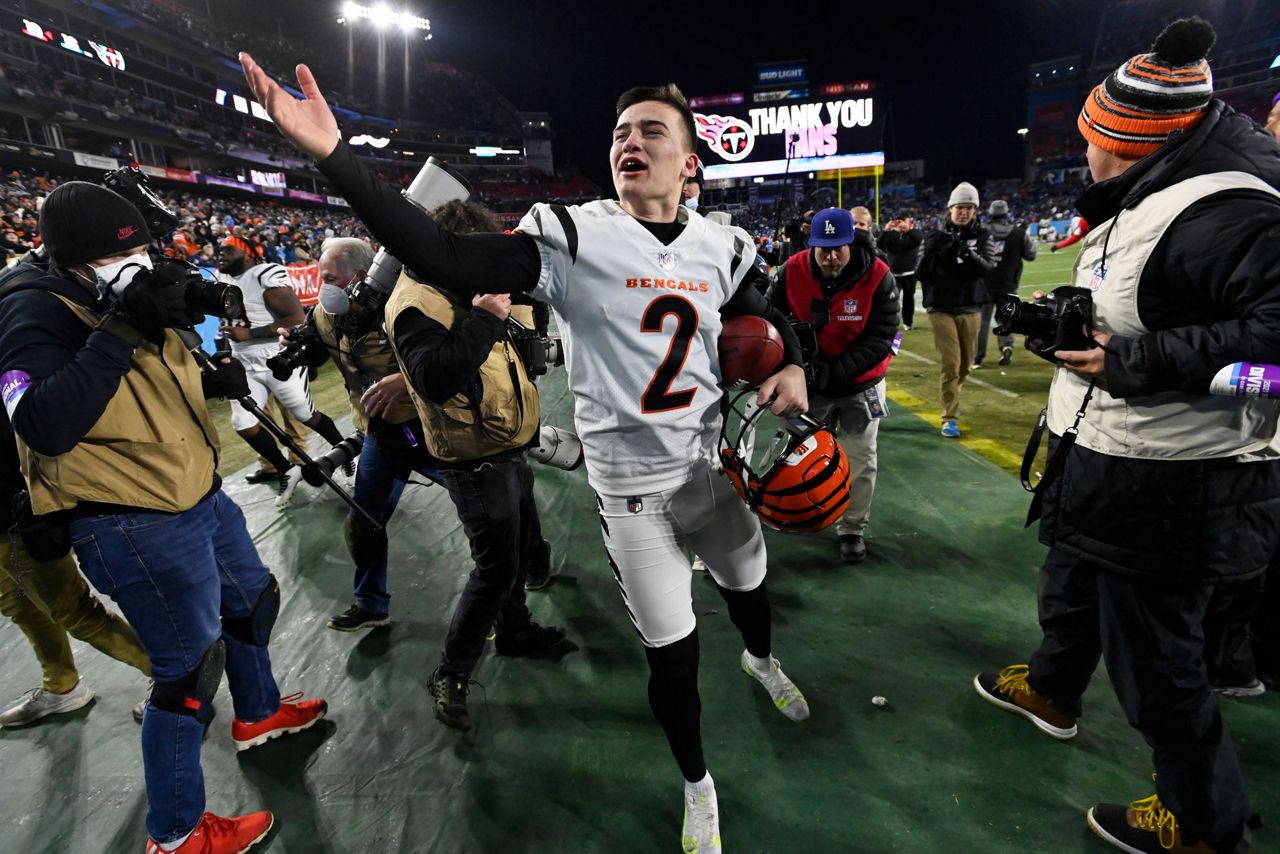 Cincinnati Bengals nose tackle D.J. Reader (98) celebrates a sack