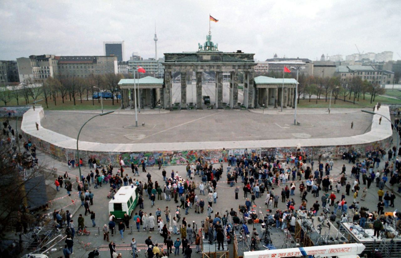 Берлинская стена на фоне Бранденбургских ворот