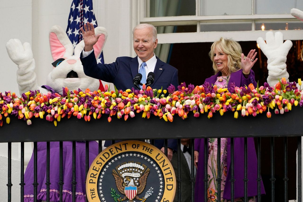 Байден пасха день трансгендеров. White House Easter Egg Roll. Белый дом 2022. Джо и Джилл Байден в молодости. First Lady Biden.