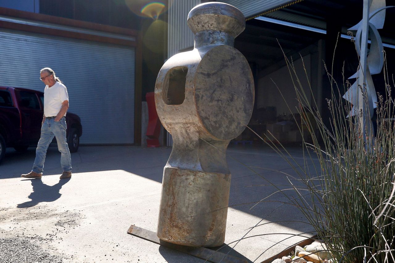 Part of giant hammer artwork stolen in California returned
