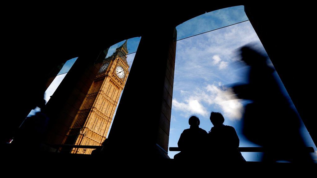 Siluetas de personas bajo un edificio frente al Big Ben, en Londres. ARCHIVO