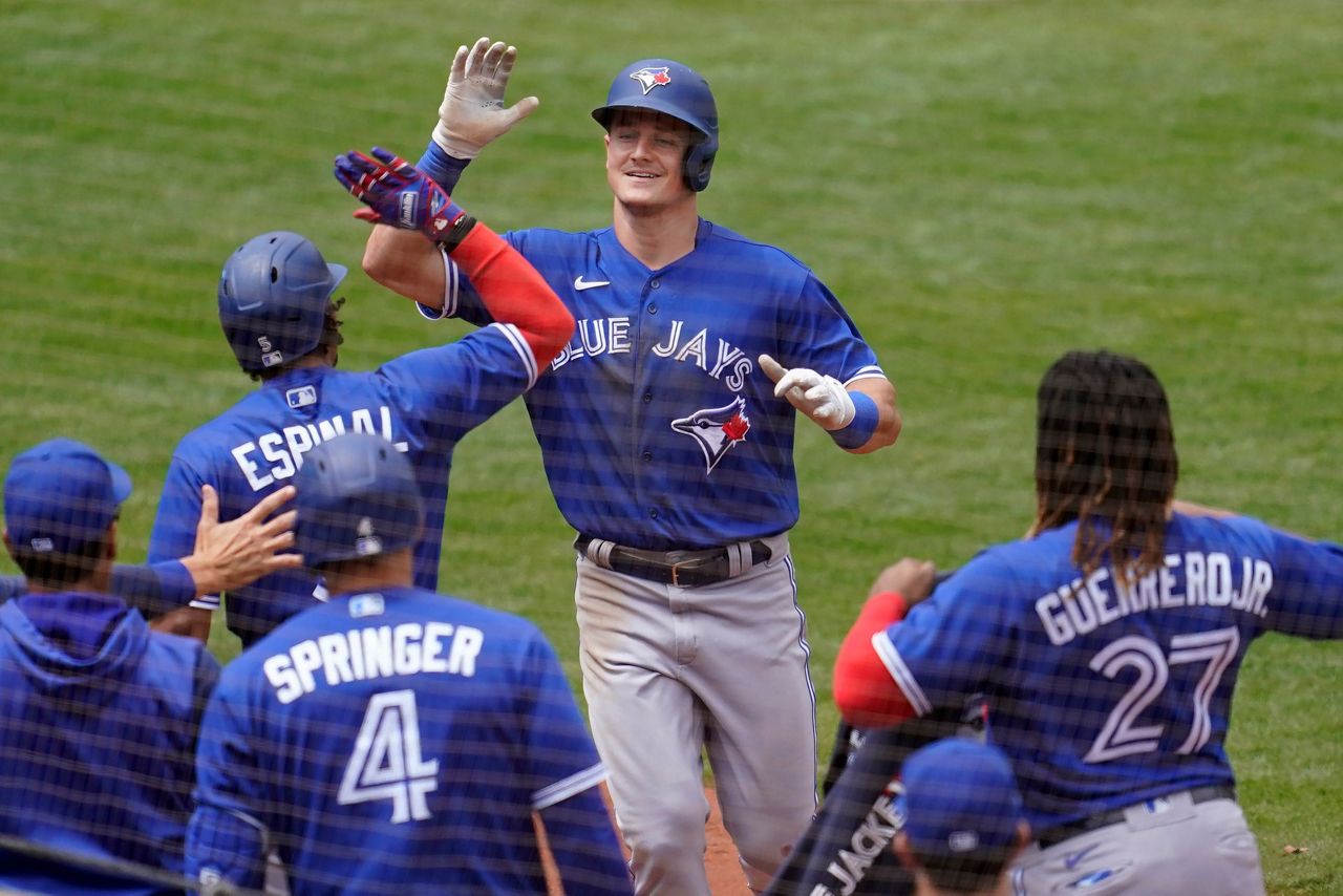 Blue Jays' George Springer makes spectacular diving grab