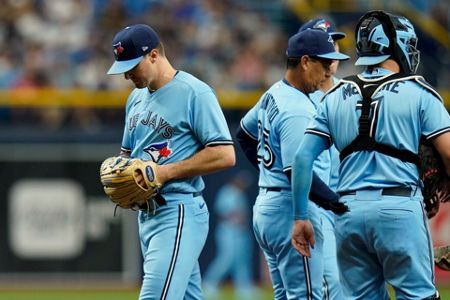 What happened to Danny Jansen? Blue Jays catcher leaves field in 5th inning  vs Rays