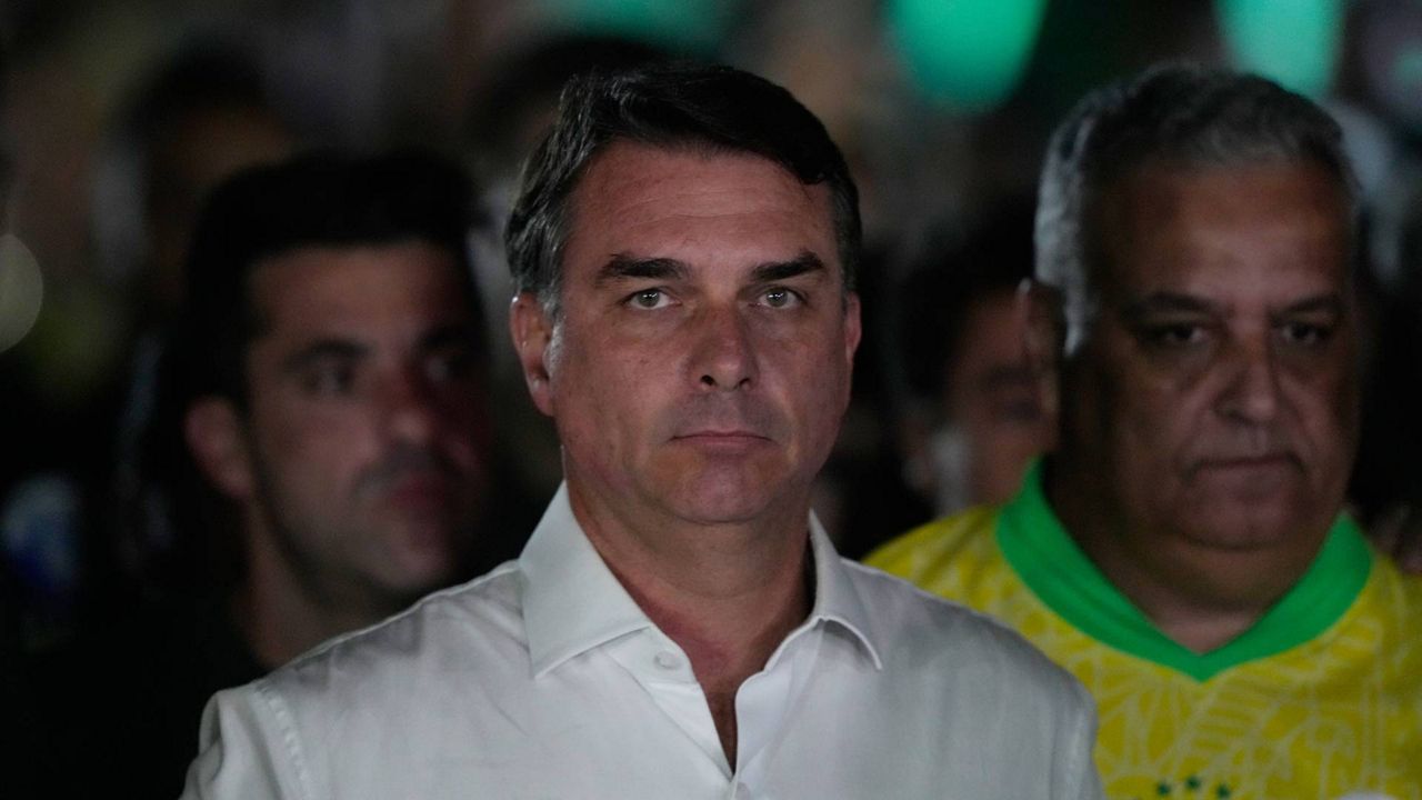 Reports: Flávio Bolsonaro leaves Brazil for U.S.