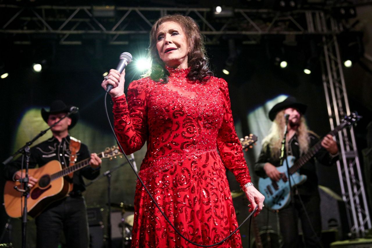 Review Loretta Lynn recalls friendship with Patsy Cline