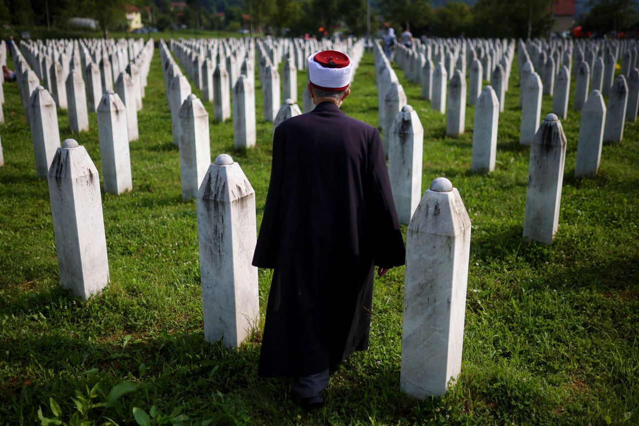 Thousands gather in Bosnia and commemorate the 1995 Srebrenica massacre ...