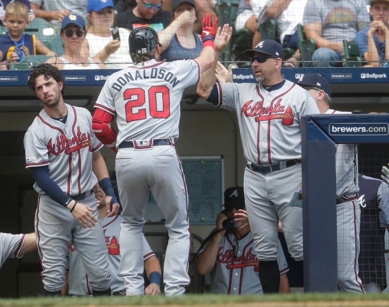 Brewers hang on for 54 win over Braves