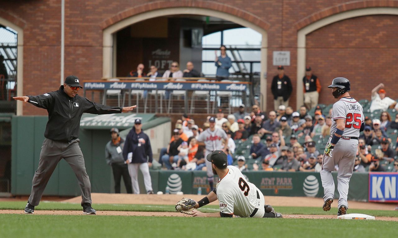 Braves top reeling Giants 2-1, inch closer to division crown