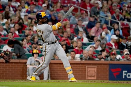 McCutchen homers, drives in 3 in Brewers' win over Cards