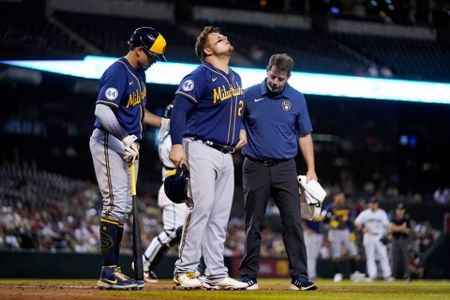 Brewers' Willy Adames leaves game due to quad injury