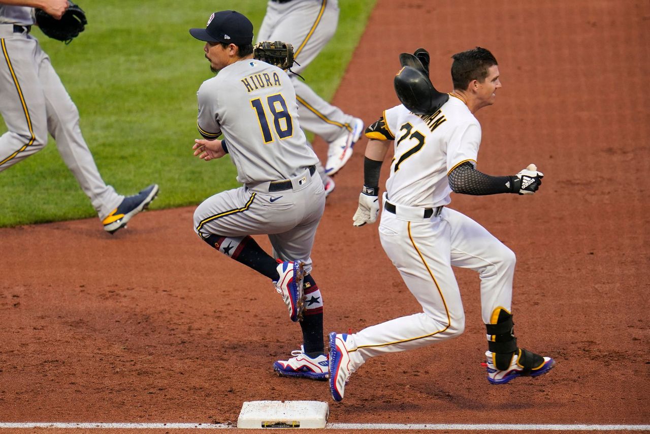 Brewers run win streak to 10 with 72 victory over Pirates