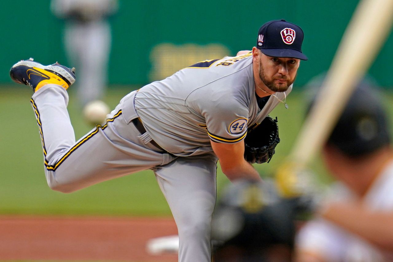 Brewers run win streak to 10 with 72 victory over Pirates