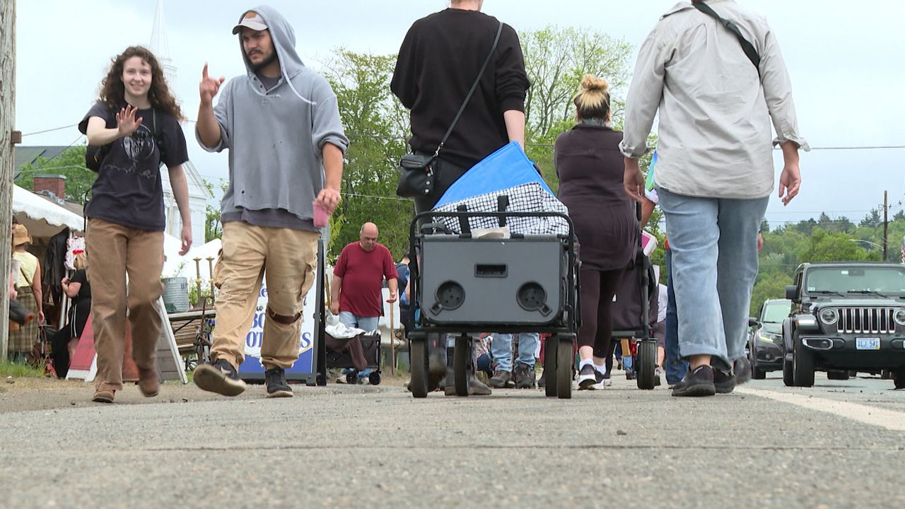 People walking along Route 20 in Brimfield at the markets. (Spectrum News 1/Dan Reidy)