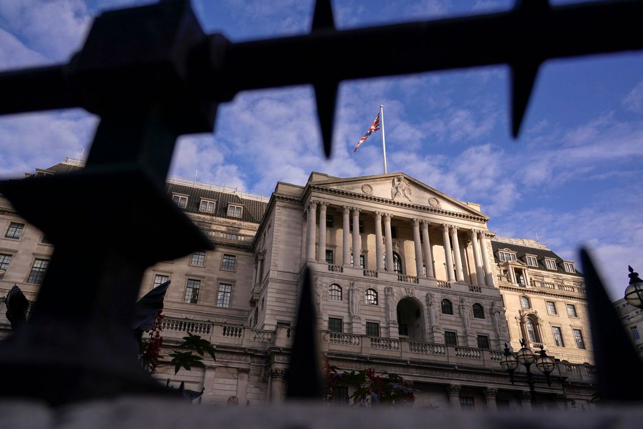 Pound falls after UK bank chief rules out extending help