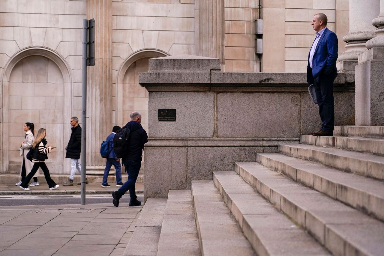Pound falls after UK bank chief rules out extending help