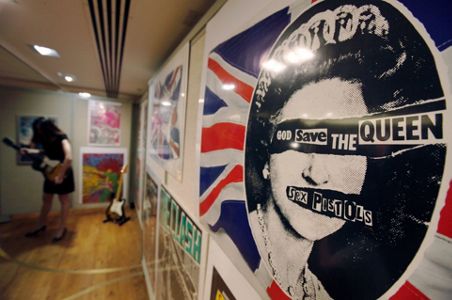 Sex Pistols Aim To Give Queen S Jubilee A Touch Of Punk