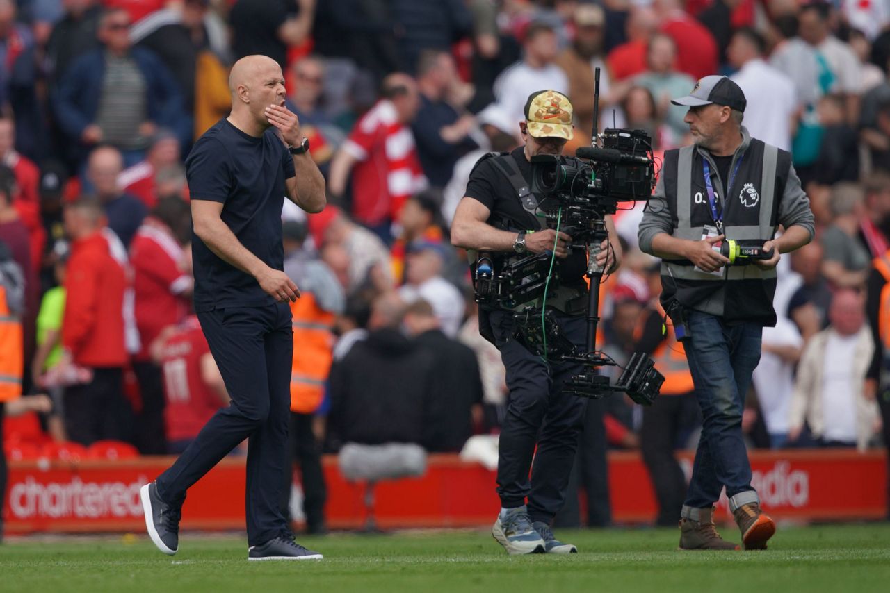 Boos at Liverpool as defending Premier League champ drops more points