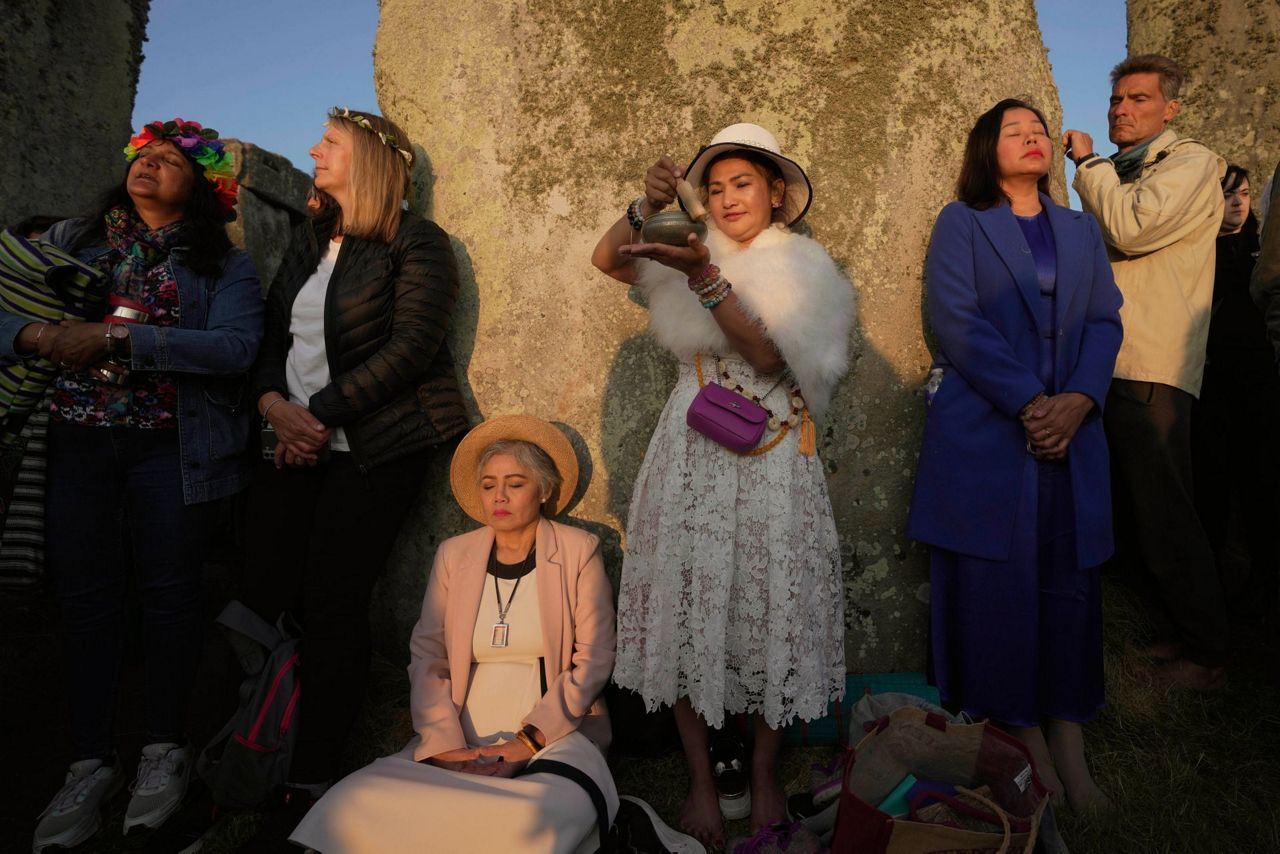Thousands gather at Stonehenge for annual ritual marking the summer ...