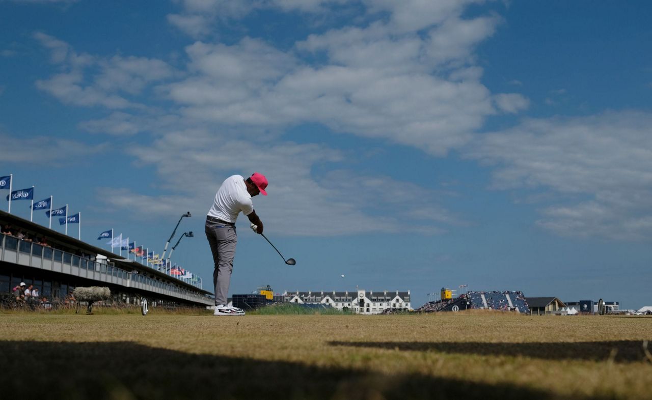 Kisner shoots 66 to take early lead in British Open