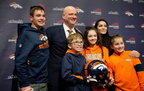 Hackett brings pizzazz to Broncos -- and maybe Rodgers, too?