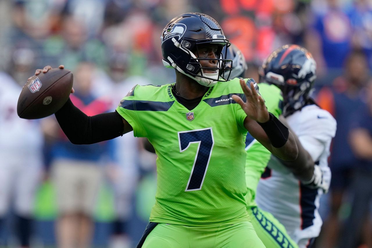 Geno Smith hears chants, relishes Seahawks opening victory