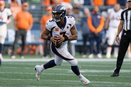 Seahawks survive Russell Wilson's return, top Broncos 17-16