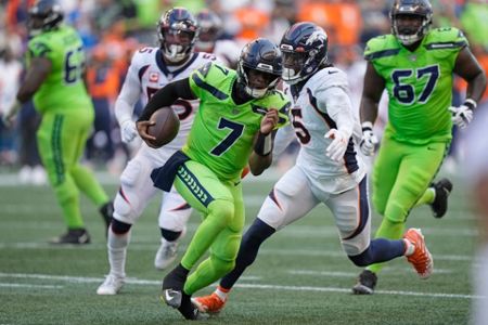 Seahawks survive Russell Wilson's return, top Broncos 17-16