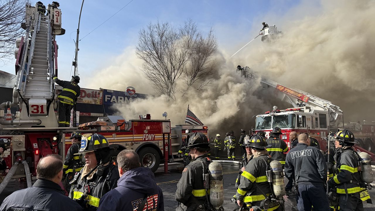 Bomberos y personal de servicios médicos de emergencia en la escena.