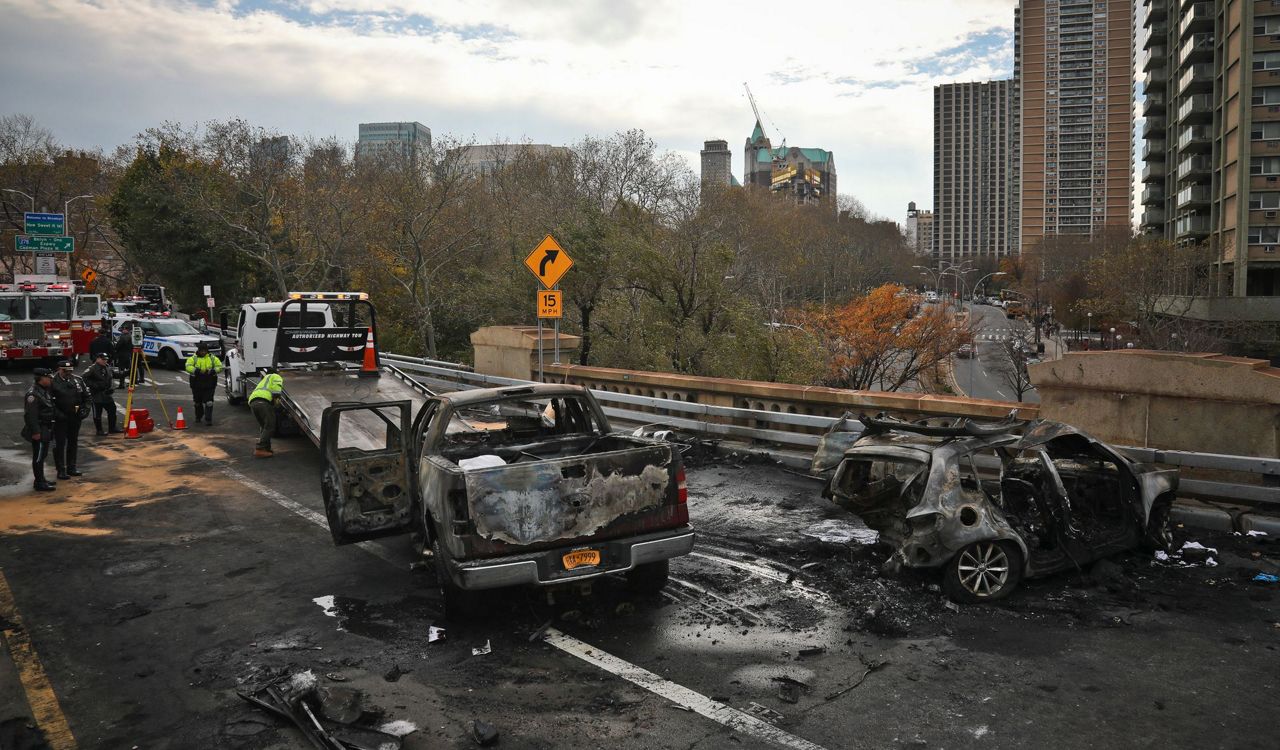 Fiery rushhour Brooklyn Bridge crash kills 1, closes span