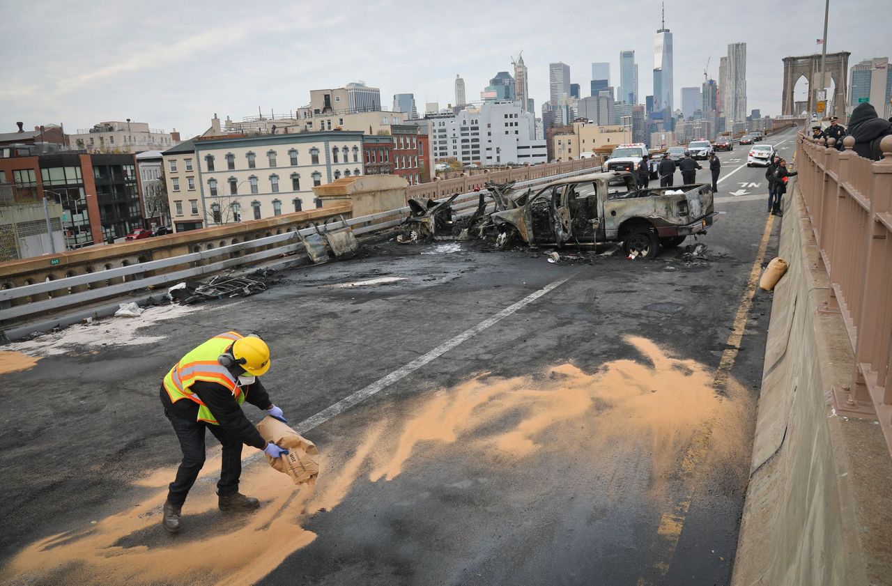 Fiery rushhour Brooklyn Bridge crash kills 1, closes span