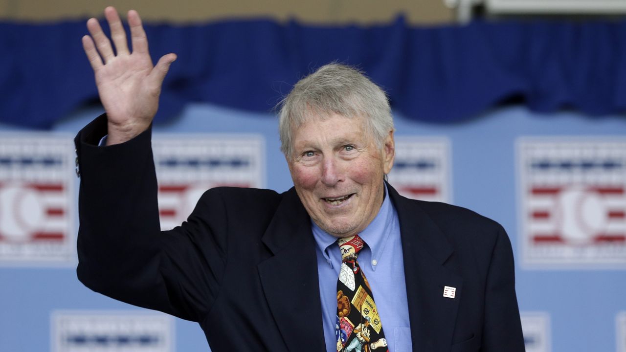 Brooks Robinson, Orioles' Hall of Fame third baseman, dies at 86