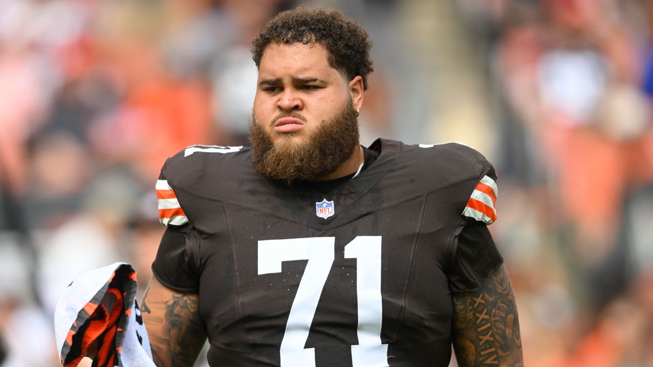 Cleveland Browns offensive tackle Jedrick Wills Jr. (71) prepares for an NFL football game against the New York Giants, Sunday, Sept. 22, 2024 in Cleveland. 