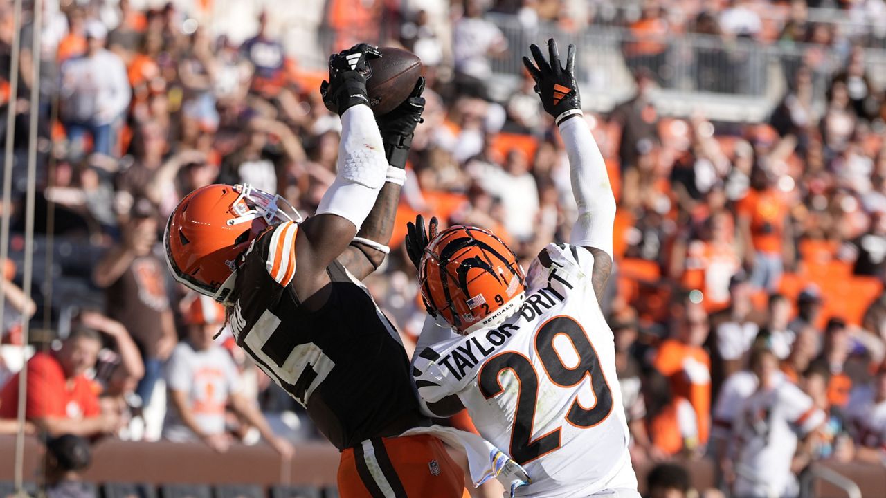 Cleveland Browns tight end David Njoku (85) pulls in a touchdown reception against Cincinnati Bengals cornerback Cam Taylor-Britt (29) in the second half of an NFL football game, Sunday, Oct. 20, 2024, in Cleveland. (AP Photo/Sue Ogrocki)