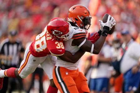 Mahomes dazzles as Chiefs rally for 33-29 win over Browns