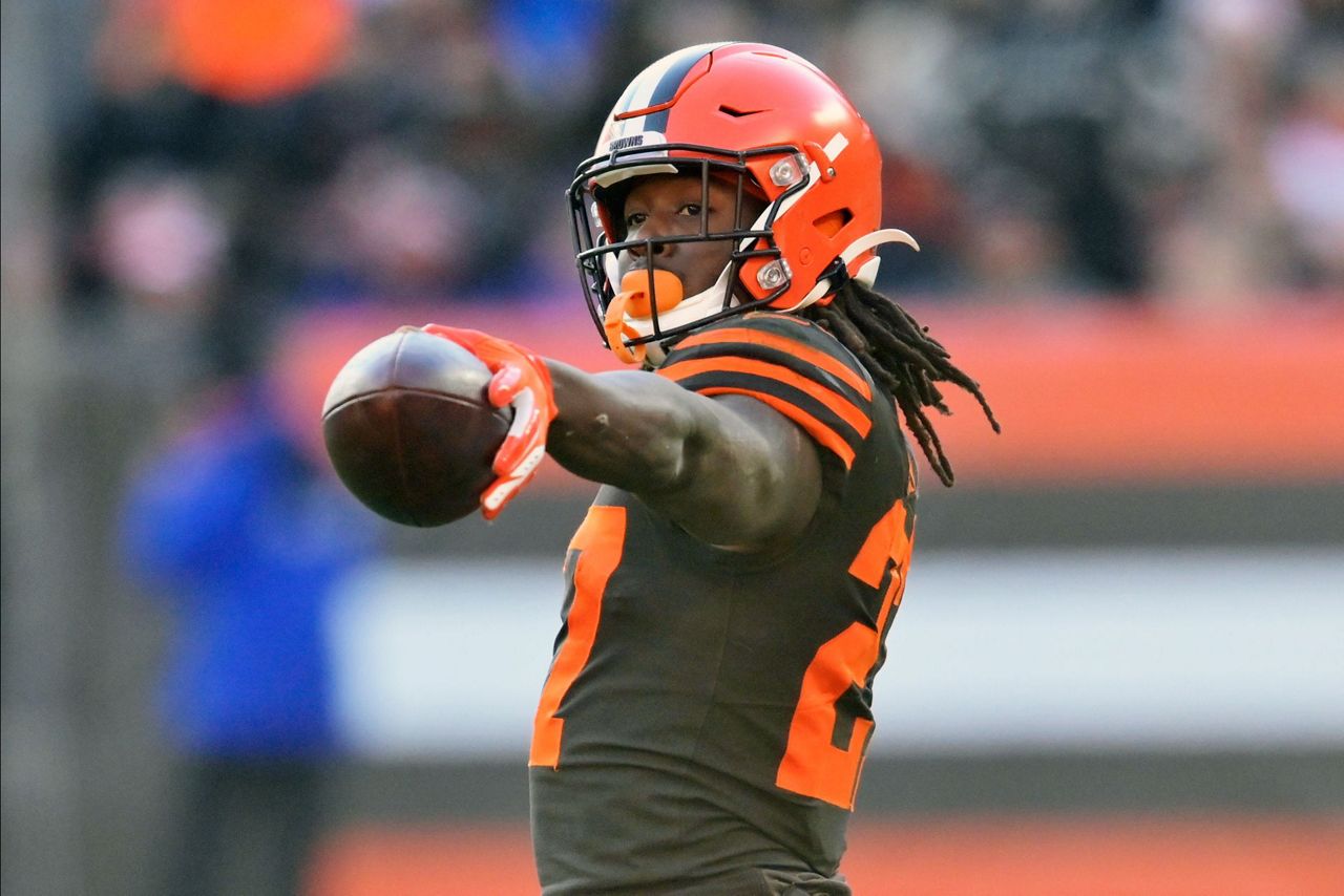 Kareem Hunt reps Nick Chubb jersey before Browns return