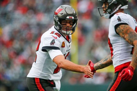 Brown walks away from Bucs; Brady rallies team past Jets