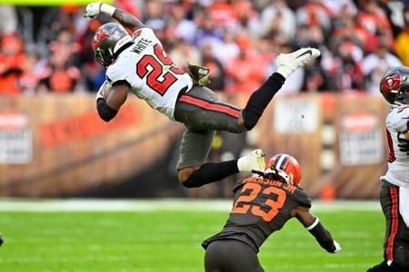 Chubb's TD run in OT powers Browns past Brady, Bucs 23-17