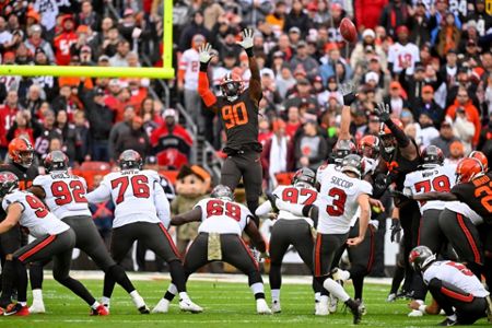 Chubb's TD run in OT powers Browns past Brady, Bucs 23-17