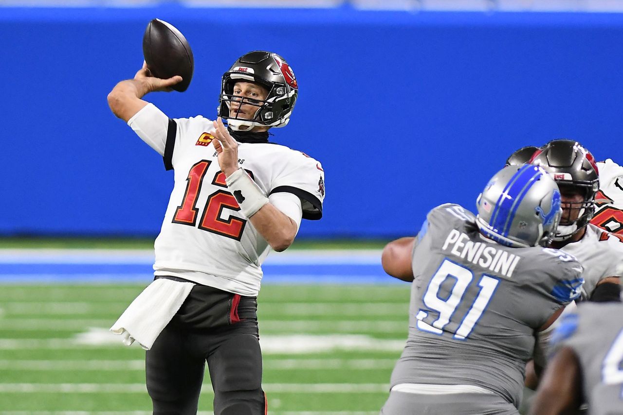 Tampa Bay Buccaneers tight end Rob Gronkowski (87) can't make the catch on  a pass from quarterb …