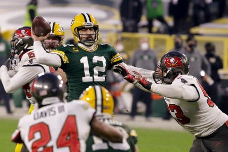 Tampa Bay Buccaneers hold off Green Bay Packers, 31-26, in NFC