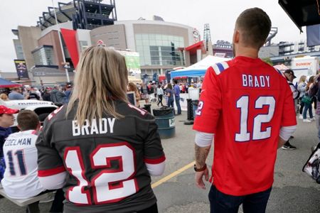 Tom Brady makes his return to New England and found time to chat with  Patriots owner Robert Kraft